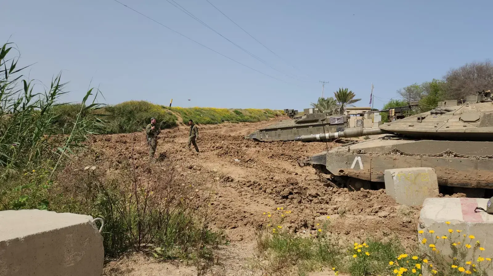 טנקים בגבול רצועת עזה
7 באפריל 2023 טנקים בגבול רצועת עזה
7 באפריל 2023
