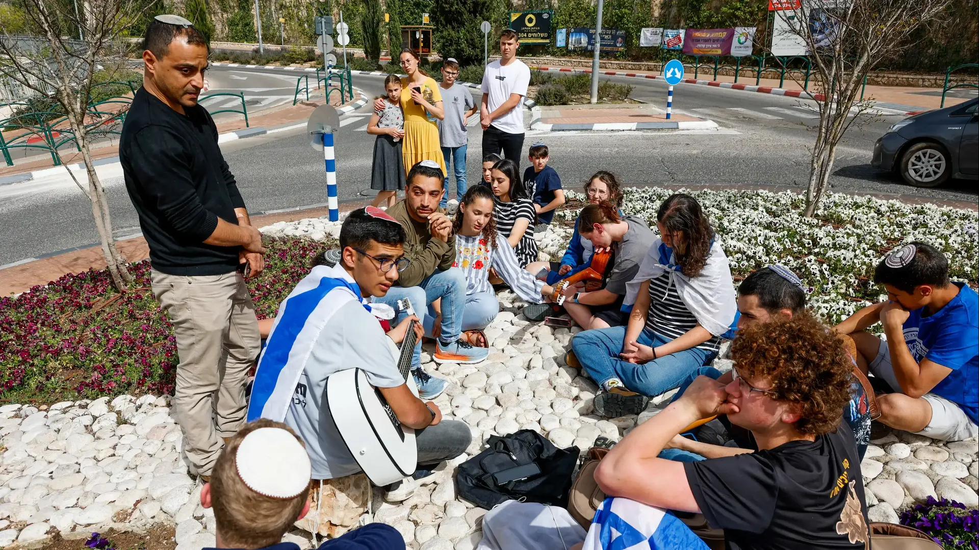 חברי הנרצחות בפיגוע בצומת חמרה מתאבלים, אפרת, 7 באפריל 2023 חברי הנרצחות בפיגוע בצומת חמרה מתאבלים, אפרת, 7 באפריל 2023