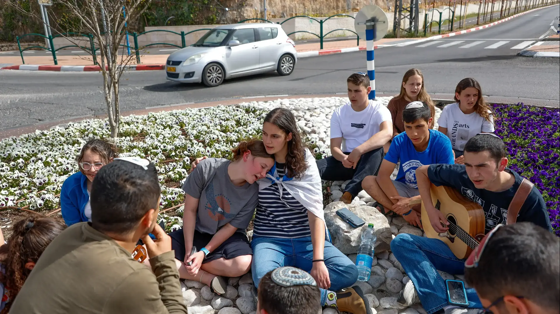 חברי הנרצחות בפיגוע בצומת חמרה מתאבלים, אפרת, 7 באפריל 2023 חברי הנרצחות בפיגוע בצומת חמרה מתאבלים, אפרת, 7 באפריל 2023