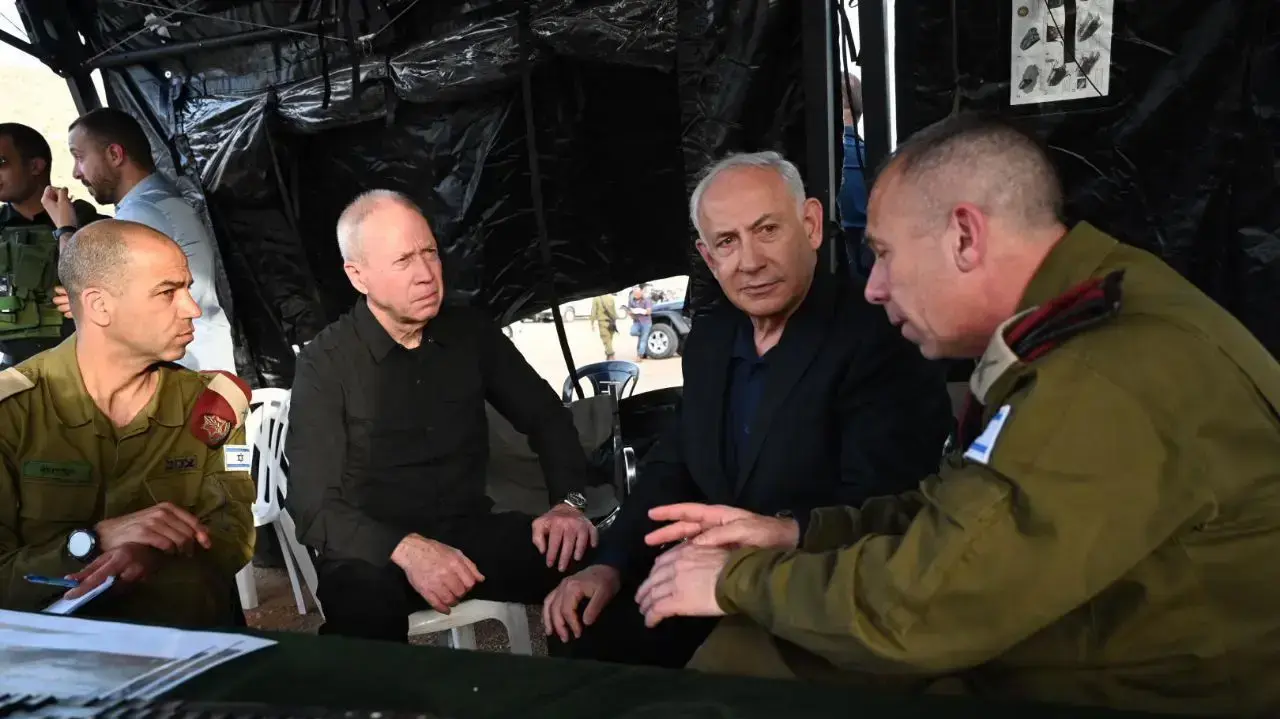 ראש הממשלה בנימין נתניהו ושר הביטחון יואב גלנט בהצהרה סמוך לזירת הפיגוע בבקעת הירדן, 7 באפריל 2023 ראש הממשלה בנימין נתניהו ושר הביטחון יואב גלנט בהצהרה סמוך לזירת הפיגוע בבקעת הירדן, 7 באפריל 2023