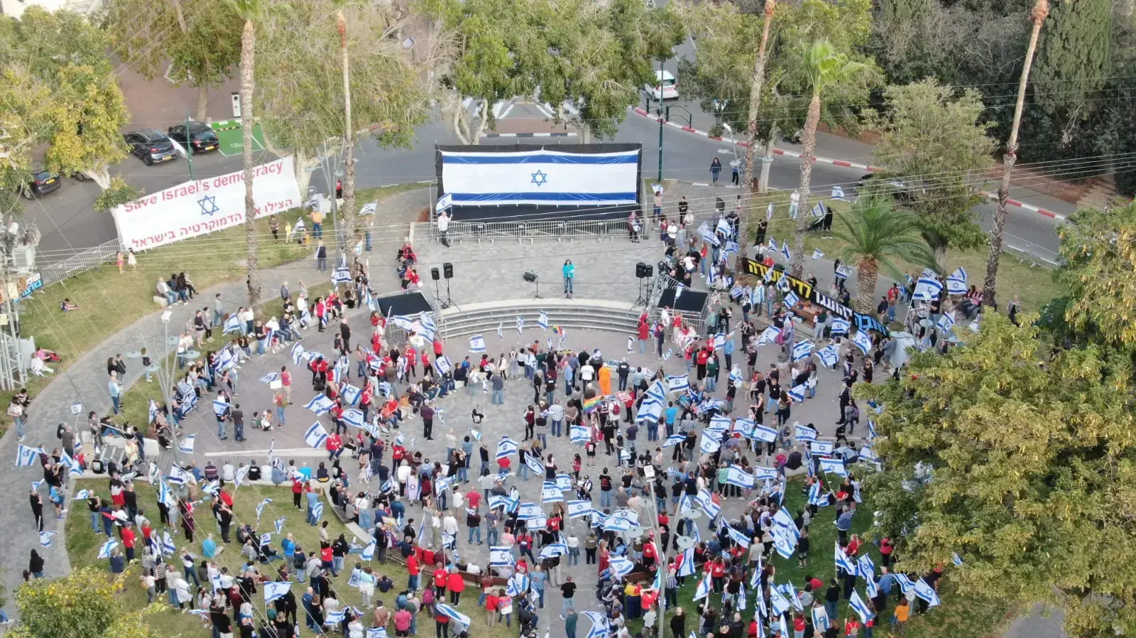הפגנה נגד המהפכה המשפטית ברמת השרון, 8 באפריל 2023 הפגנה נגד המהפכה המשפטית ברמת השרון, 8 באפריל 2023