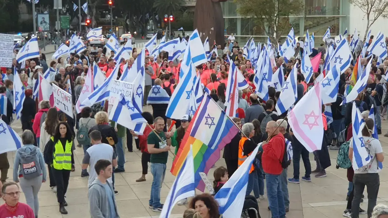 הכנות לקראת הפגנה נגד המהפכה המשפטית, כיכר הבימה, תל אביב 8 באפריל 2023