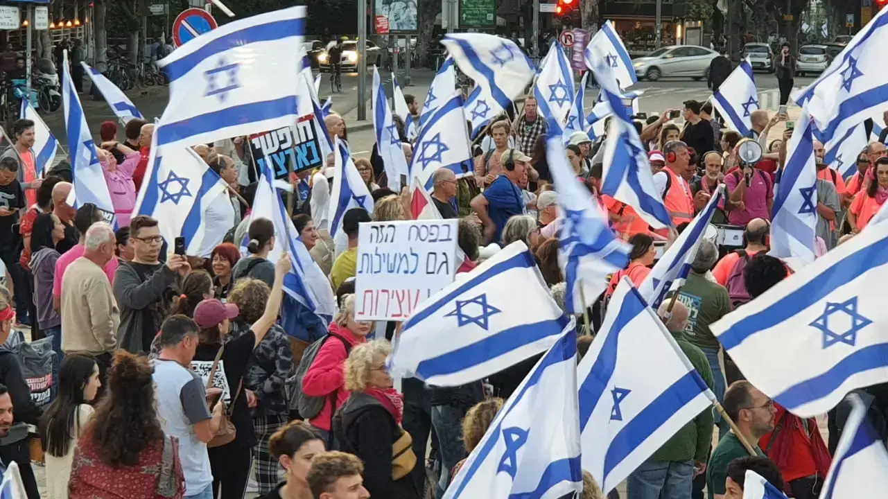 הכנות לקראת הפגנה נגד המהפכה המשפטית, כיכר הבימה, תל אביב 8 באפריל 2023 הכנות לקראת הפגנה נגד המהפכה המשפטית, כיכר הבימה, תל אביב 8 באפריל 2023