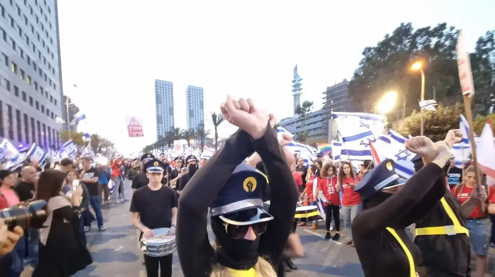"מיצג פלוגות הזעם של בן גביר" במסגרת הפגנה נגד המהפכה המשפטית, קפלן ת"א, 8 באפריל 2023 "מיצג פלוגות הזעם של בן גביר" במסגרת הפגנה נגד המהפכה המשפטית, קפלן ת"א, 8 באפריל 2023