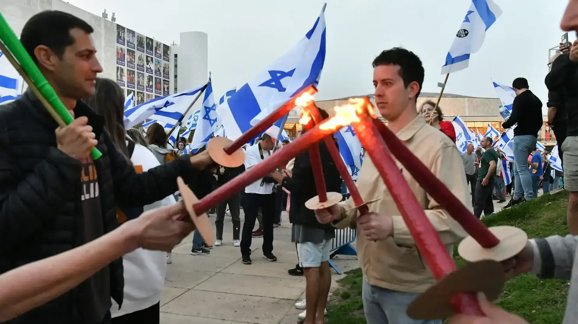 צעדת לפידים במסגרת הפגנה נגד המהפכה המשפטית, כיכר הבימה, תל אביב 8 באפריל 2023 צעדת לפידים במסגרת הפגנה נגד המהפכה המשפטית, כיכר הבימה, תל אביב 8 באפריל 2023