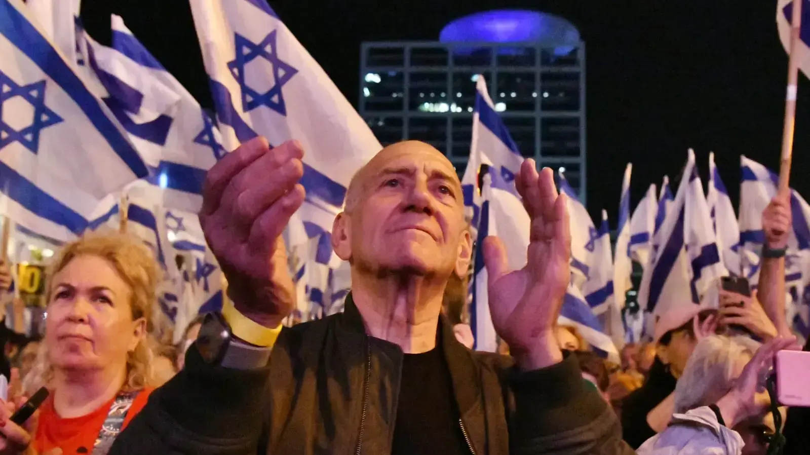 אהוד אולמרט, הפגנה נגד המהפכה המשפטית, קפלן תל אביב, 8 באפריל 2023 אהוד אולמרט, הפגנה נגד המהפכה המשפטית, קפלן תל אביב, 8 באפריל 2023