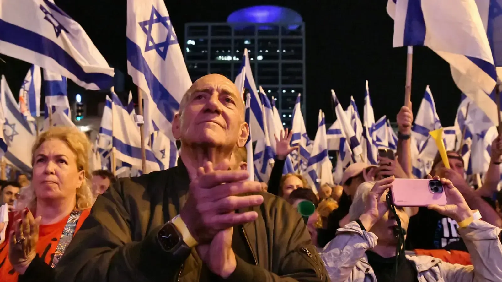 אהוד אולמרט, הפגנה נגד המהפכה המשפטית, קפלן תל אביב, 8 באפריל 2023 אהוד אולמרט, הפגנה נגד המהפכה המשפטית, קפלן תל אביב, 8 באפריל 2023