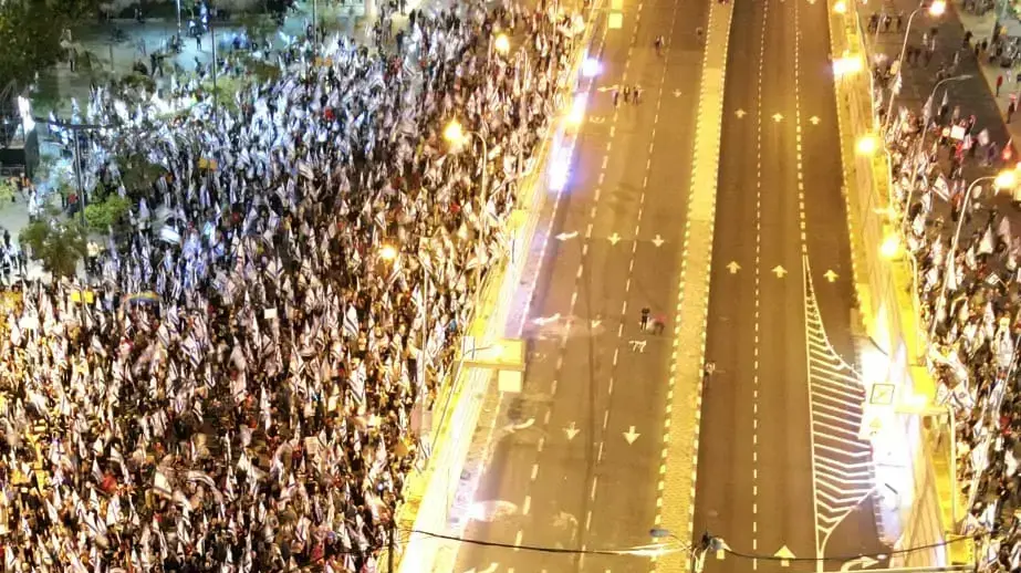 הפגנה נגד המהפכה המשפטית, קפלן תל אביב, 8 באפריל 2023 הפגנה נגד המהפכה המשפטית, קפלן תל אביב, 8 באפריל 2023