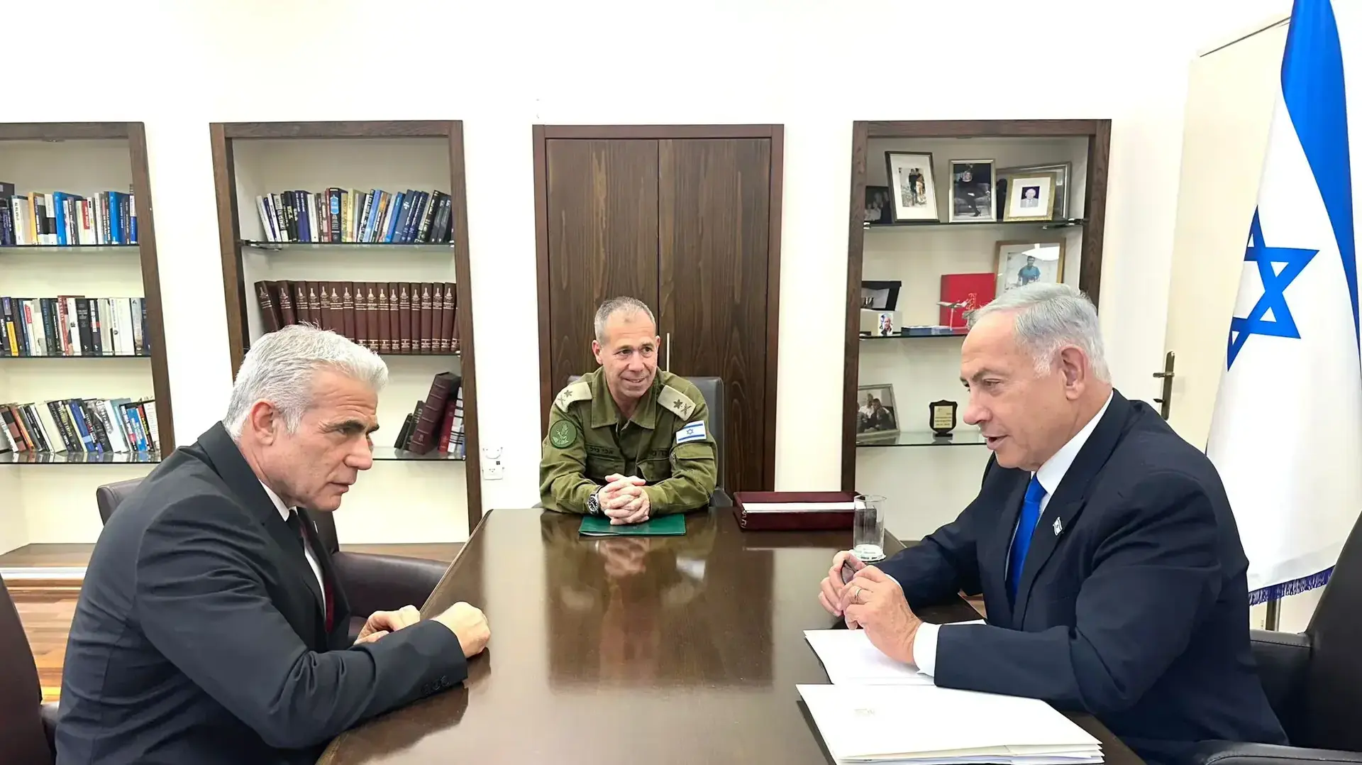 ראש הממשלה בנימין נתניהו נפגש בקרייה בתל אביב לעדכון ביטחוני עם יו״ר האופוזיציה יאיר לפיד. 9 באפריל 2023 ראש הממשלה בנימין נתניהו נפגש בקרייה בתל אביב לעדכון ביטחוני עם יו״ר האופוזיציה יאיר לפיד. 9 באפריל 2023