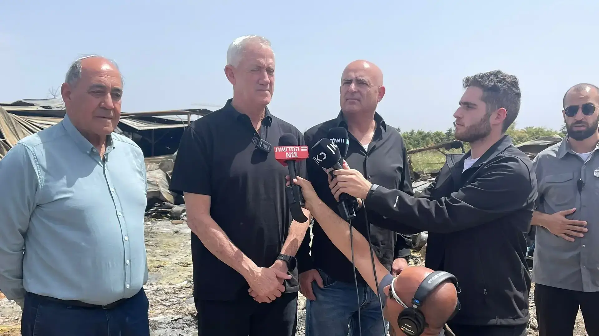 יו"ר המחנה הממלכתי בני גנץ לצד ראש מועצת שלומי גבי נעמן (שמאל) וראש המועצה המקומית מטה אשר משה דוידוביץ' (ימין) יו"ר המחנה הממלכתי בני גנץ לצד ראש מועצת שלומי גבי נעמן (שמאל) וראש המועצה המקומית מטה אשר משה דוידוביץ' (ימין)