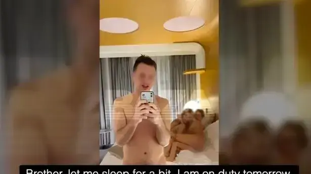 קצין רוסי צילם את עצמו במיטה עם שתי נשים
קצין רוסי צילם את עצמו במיטה עם שתי נשים