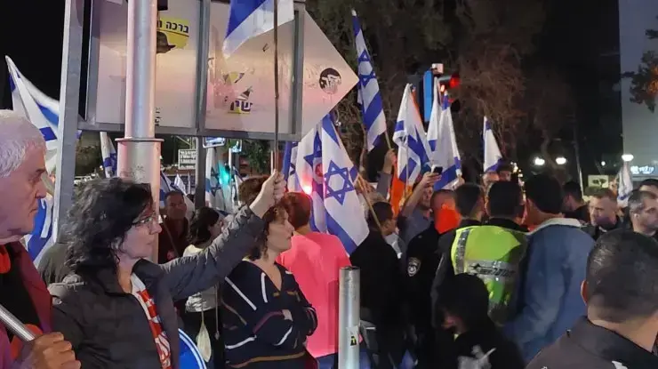 מפגינים בצומת חורב בחיפה נגד המהפכה המשפטית

10 באפריל 2023