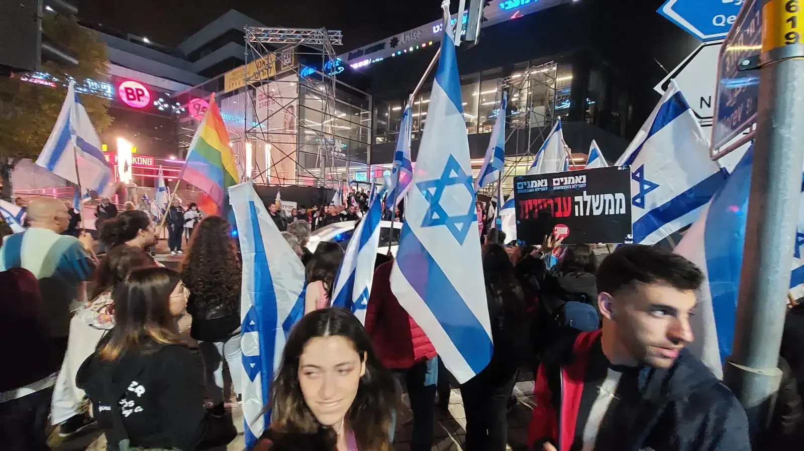 מפגינים בצומת חורב בחיפה נגד המהפכה המשפטית

10 באפריל 2023