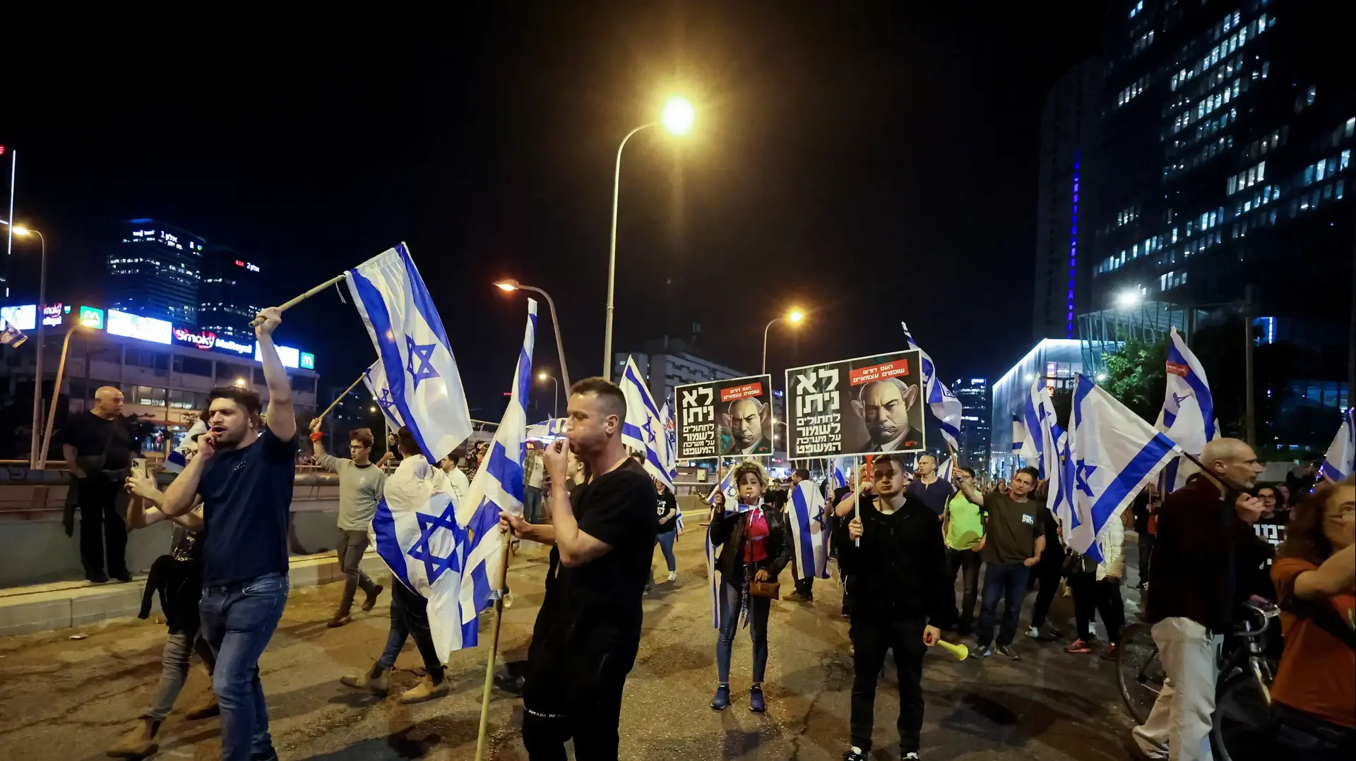 הפגנה ספונטנית נגד המהפכה המשפטית בצומת עזריאלי ובנתיבי איילון במחלף השלום בתל אביב

10 באפריל 2023