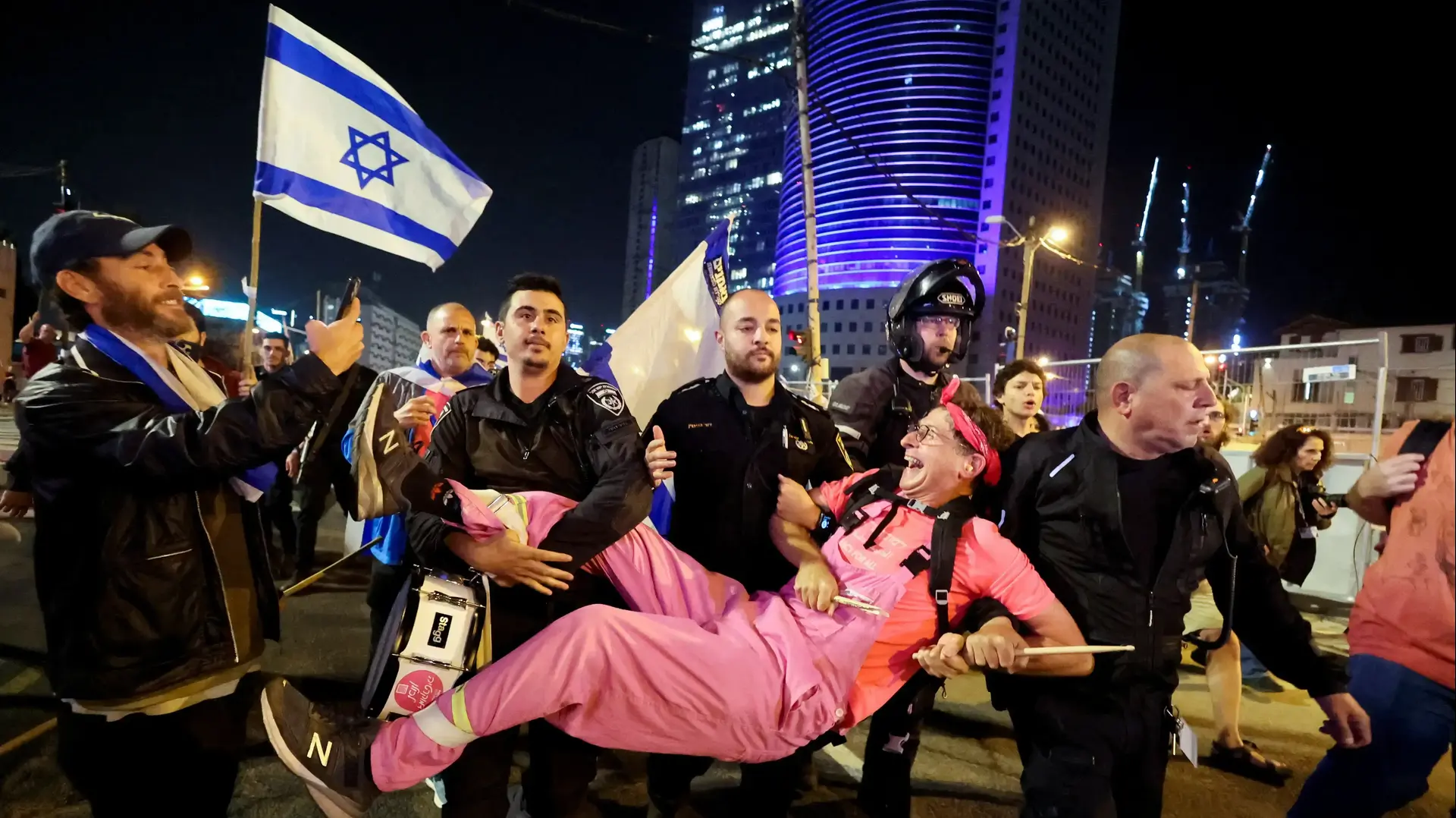 הפגנה ספונטנית נגד המהפכה המשפטית בצומת עזריאלי ובנתיבי איילון במחלף השלום בתל אביב

10 באפריל 2023