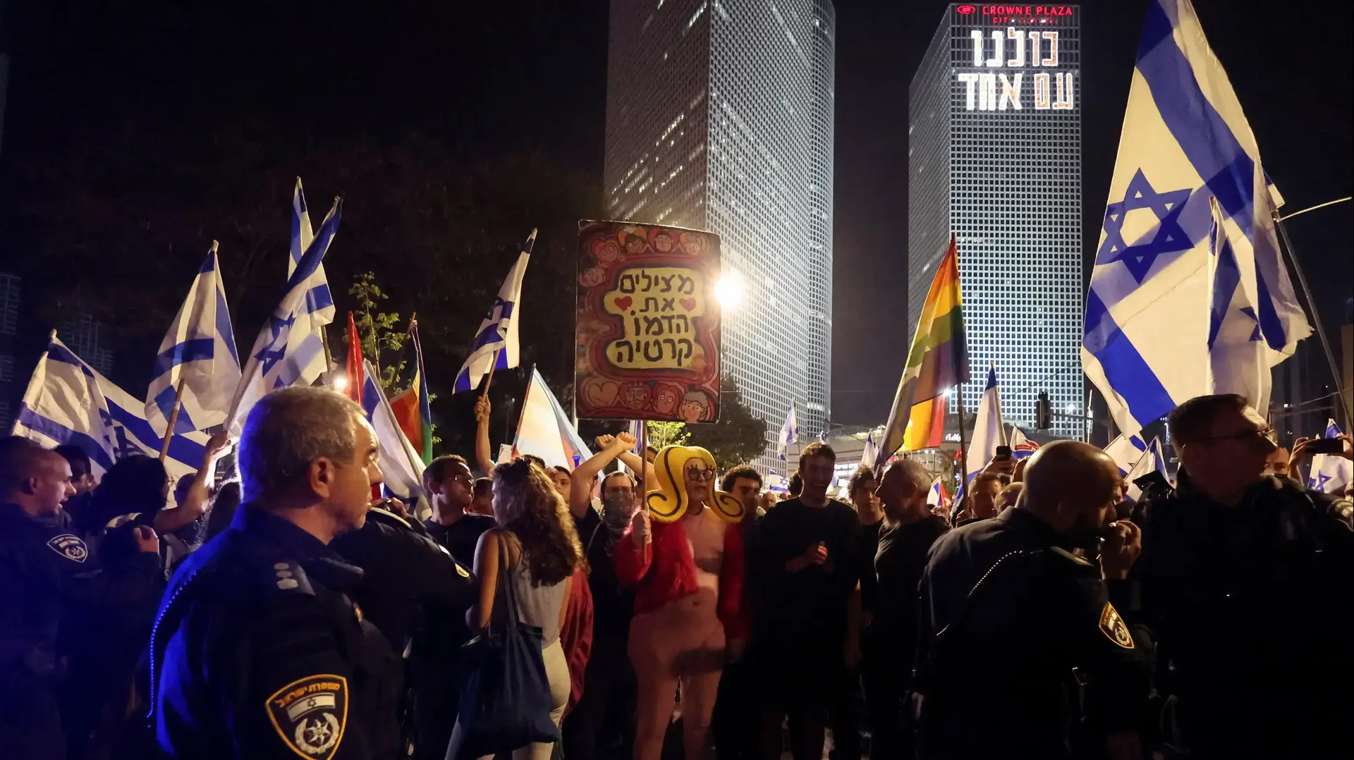 הפגנה ספונטנית נגד המהפכה המשפטית בצומת עזריאלי ובנתיבי איילון במחלף השלום בתל אביב

10 באפריל 2023