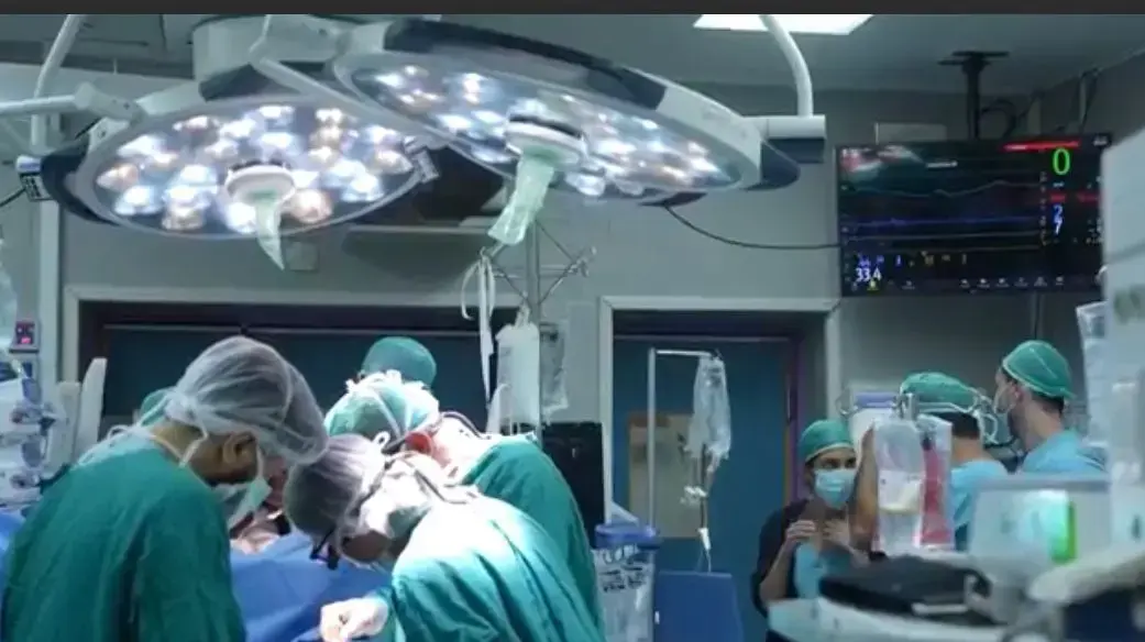 מושתלת הלב ליטל ולנסי, פרופ ערבות ופרופ ברק בעת השתלת הלב מושתלת הלב ליטל ולנסי, פרופ ערבות ופרופ ברק בעת השתלת הלב