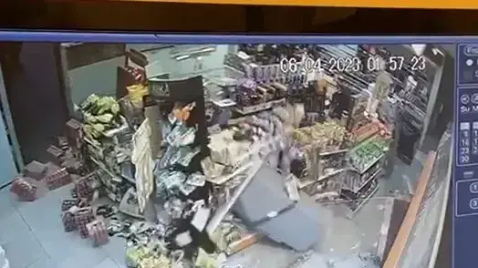 הכספומט נתלש מהקיר והחטיפים מתפזרים: פריצה לכספומט בתחנת דלק