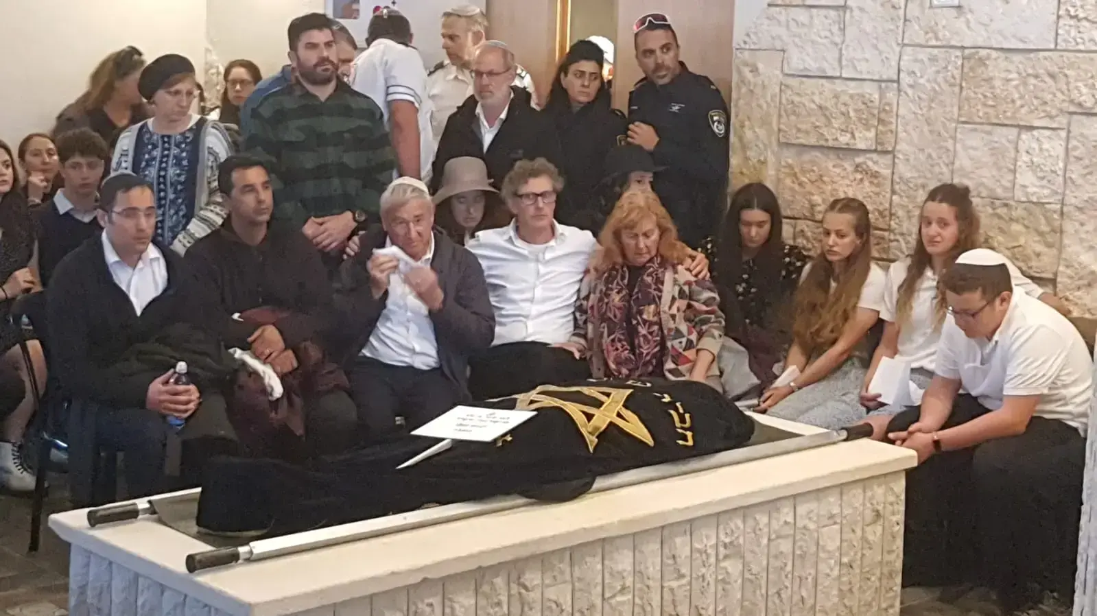 הלוויתה של לאה לוסי די שנהרגה יחד עם שתי בנותיה בפיגוע בבקעה 11 באפריל 2023 הלוויתה של לאה לוסי די שנהרגה יחד עם שתי בנותיה בפיגוע בבקעה 11 באפריל 2023