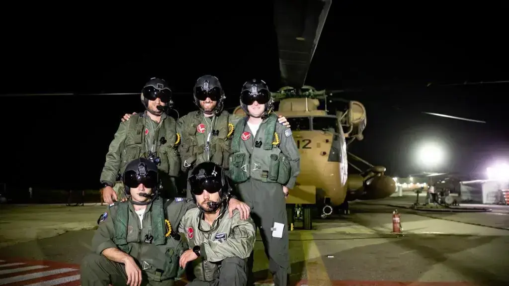 טייסים מטייסת 118 שטסו לחלץ אזרחים מהשיטפונות בערבה. 11 באפריל 2023 טייסים מטייסת 118 שטסו לחלץ אזרחים מהשיטפונות בערבה. 11 באפריל 2023