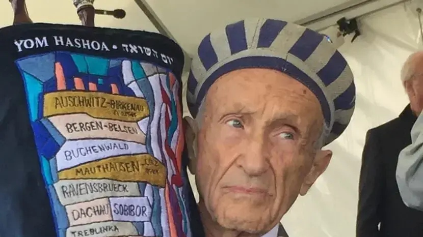 אד מוסברג עם החזן הצבאי הראשי סא״ל (מיל.) שי אברהמסון וספר התורה שהוסתר בלול ושרד את השואה אד מוסברג עם החזן הצבאי הראשי סא״ל (מיל.) שי אברהמסון וספר התורה שהוסתר בלול ושרד את השואה