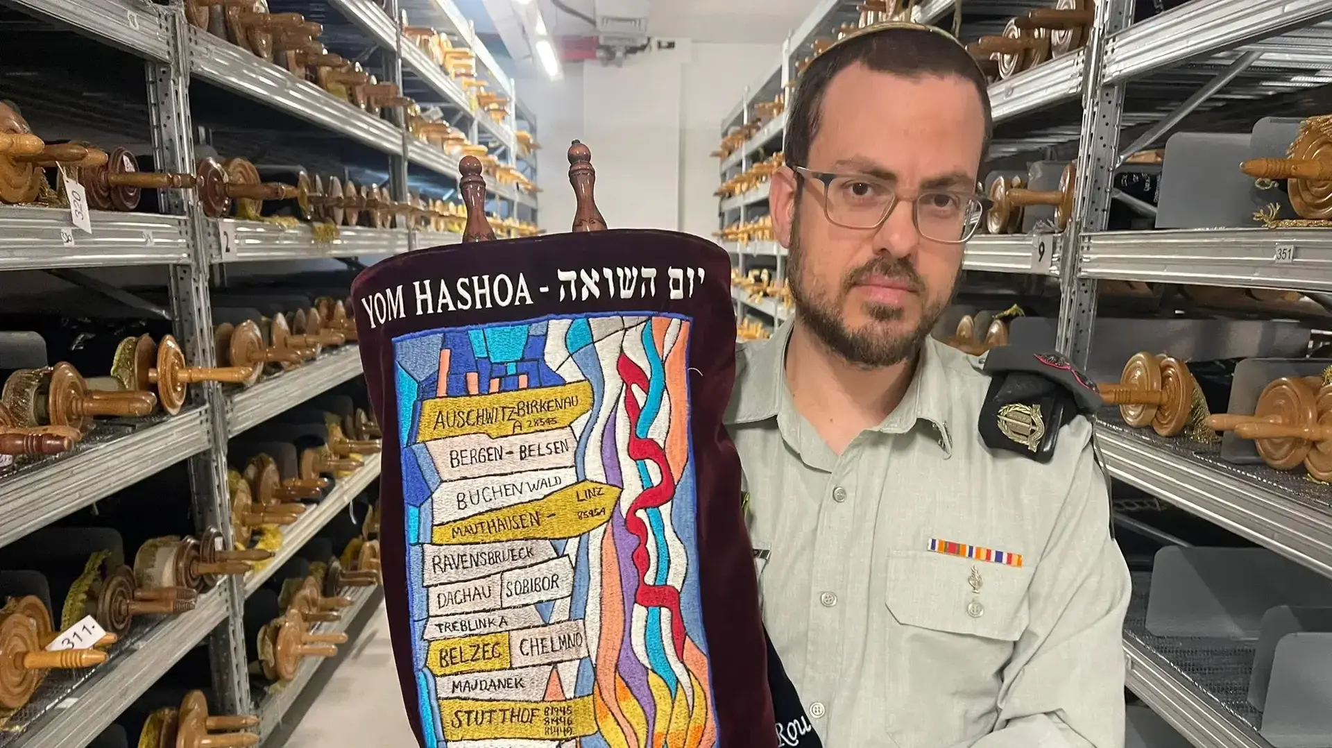 סא״ל אודי שוורץ, רע״ן הלכה ברבנות הצבאית עם ספר התורה שהוסתר בלול ושרד את השואה
סא״ל אודי שוורץ, רע״ן הלכה ברבנות הצבאית עם ספר התורה שהוסתר בלול ושרד את השואה
