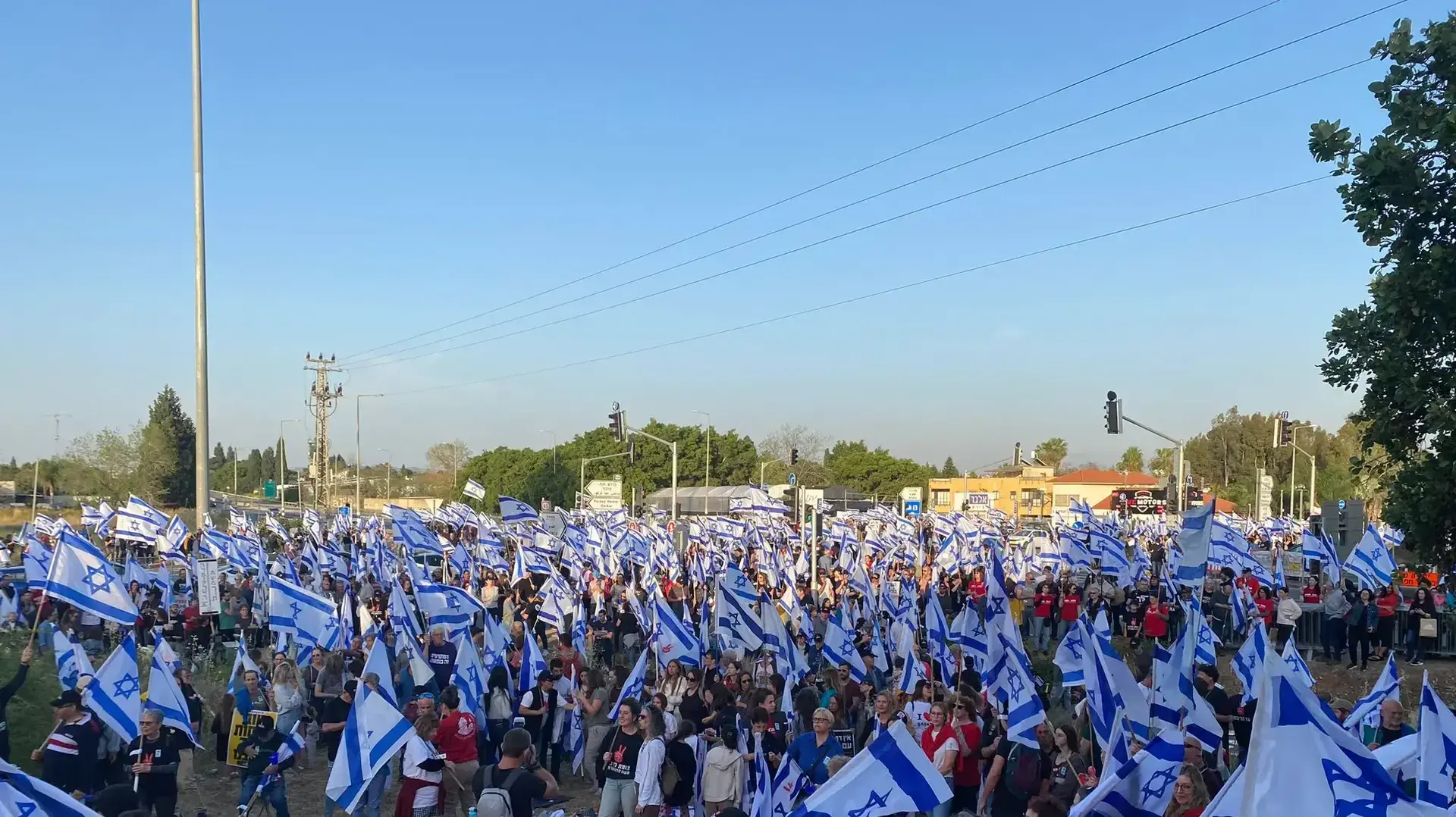 הפגנה נגד המהפכה המשפטית, צומת כרכור. 15 באפריל 2023 הפגנה נגד המהפכה המשפטית, צומת כרכור. 15 באפריל 2023