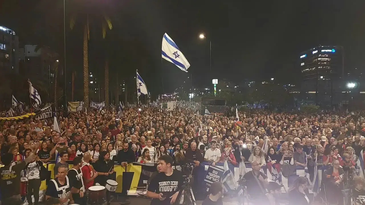 הפגנה נגד המהפכה המשפטית, נתניה, 15 באפריל 2023 הפגנה נגד המהפכה המשפטית, נתניה, 15 באפריל 2023