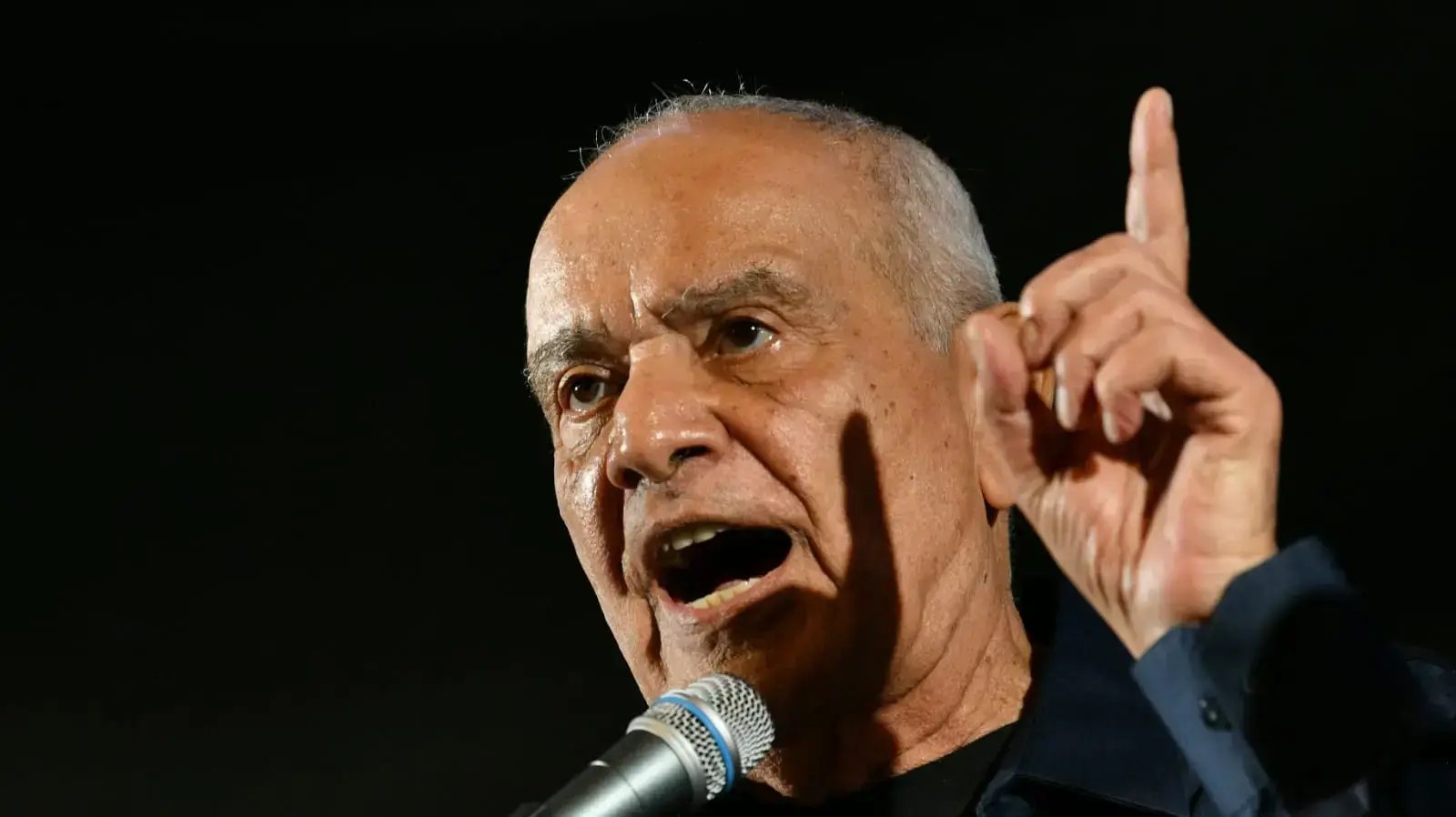 דן חלוץ בהפגנה נגד המהפכה המשפטית, קפלן , תל אביב, 15 באפריל 2023