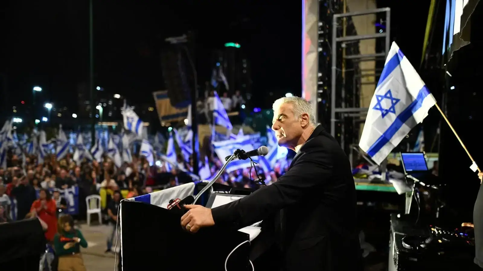 יאיר לפיד בהפגנה נגד המהפכה המשפטית, נתניה. 15 באפריל 2023 יאיר לפיד בהפגנה נגד המהפכה המשפטית, נתניה. 15 באפריל 2023