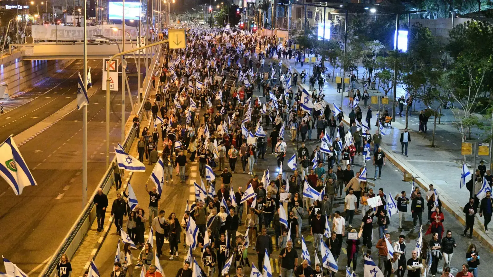הפגנה נגד המהפכה המשפטית, קפלן , תל אביב, 15 באפריל 2023 הפגנה נגד המהפכה המשפטית, קפלן , תל אביב, 15 באפריל 2023