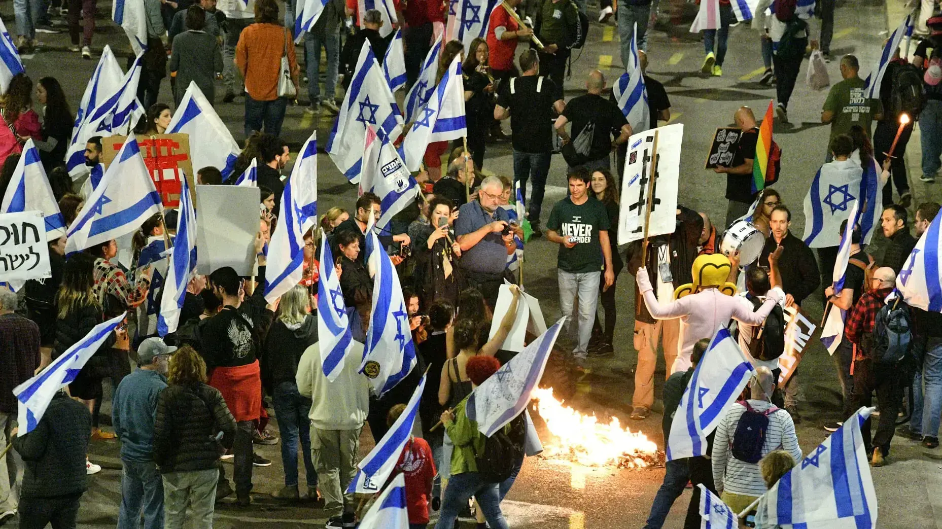הפגנה נגד המהפכה המשפטית, קפלן , תל אביב, 15 באפריל 2023 הפגנה נגד המהפכה המשפטית, קפלן , תל אביב, 15 באפריל 2023