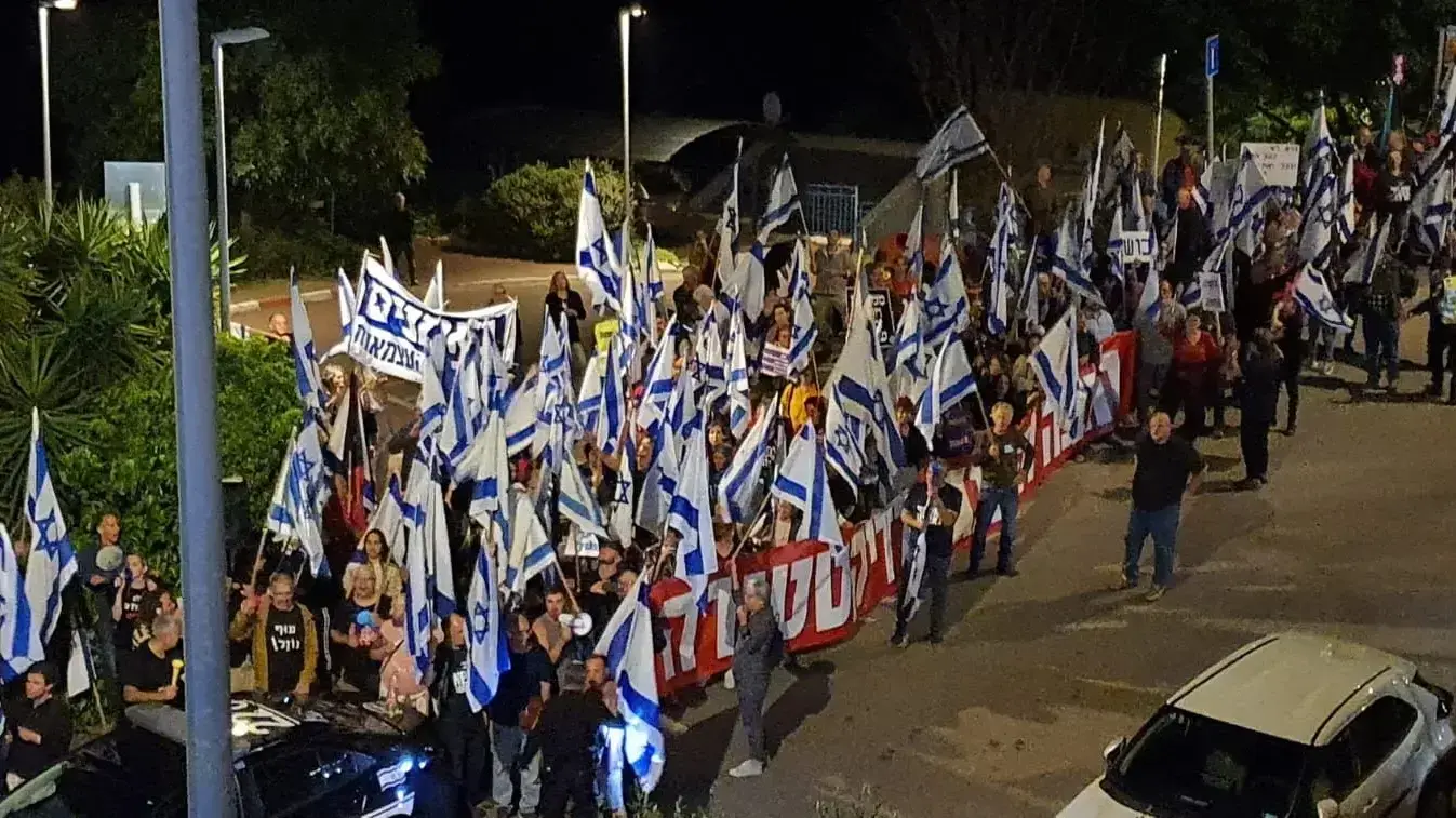 מפגינים מול ביתו של המועמד לראשות העיר אלון אזולאי בכרמיאל, שאירח שרי ליכוד למימונה מאוחרת. 15 באפריל 2023 מפגינים מול ביתו של המועמד לראשות העיר אלון אזולאי בכרמיאל, שאירח שרי ליכוד למימונה מאוחרת. 15 באפריל 2023