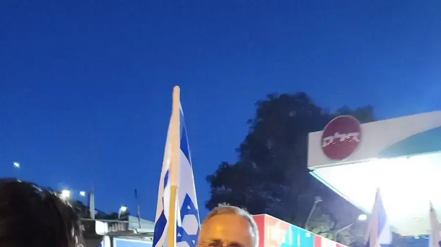 זיו דשא, ראש המועצה המקומית זכרון יעקב, מפגין נגד הרפורמה בצומת הכניסה למושבה. 15 באפריל 2023 זיו דשא, ראש המועצה המקומית זכרון יעקב, מפגין נגד הרפורמה בצומת הכניסה למושבה. 15 באפריל 2023