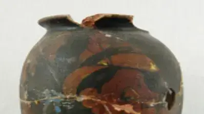 הכד שיצרה ועיטרה לילי קשטיכר ושהטמינה בחצר ביתה לפני שנלקחה לאושוויץ הכד שיצרה ועיטרה לילי קשטיכר ושהטמינה בחצר ביתה לפני שנלקחה לאושוויץ
