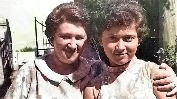 לילי קשטיכר ובתה דניאלה לילי קשטיכר ובתה דניאלה
