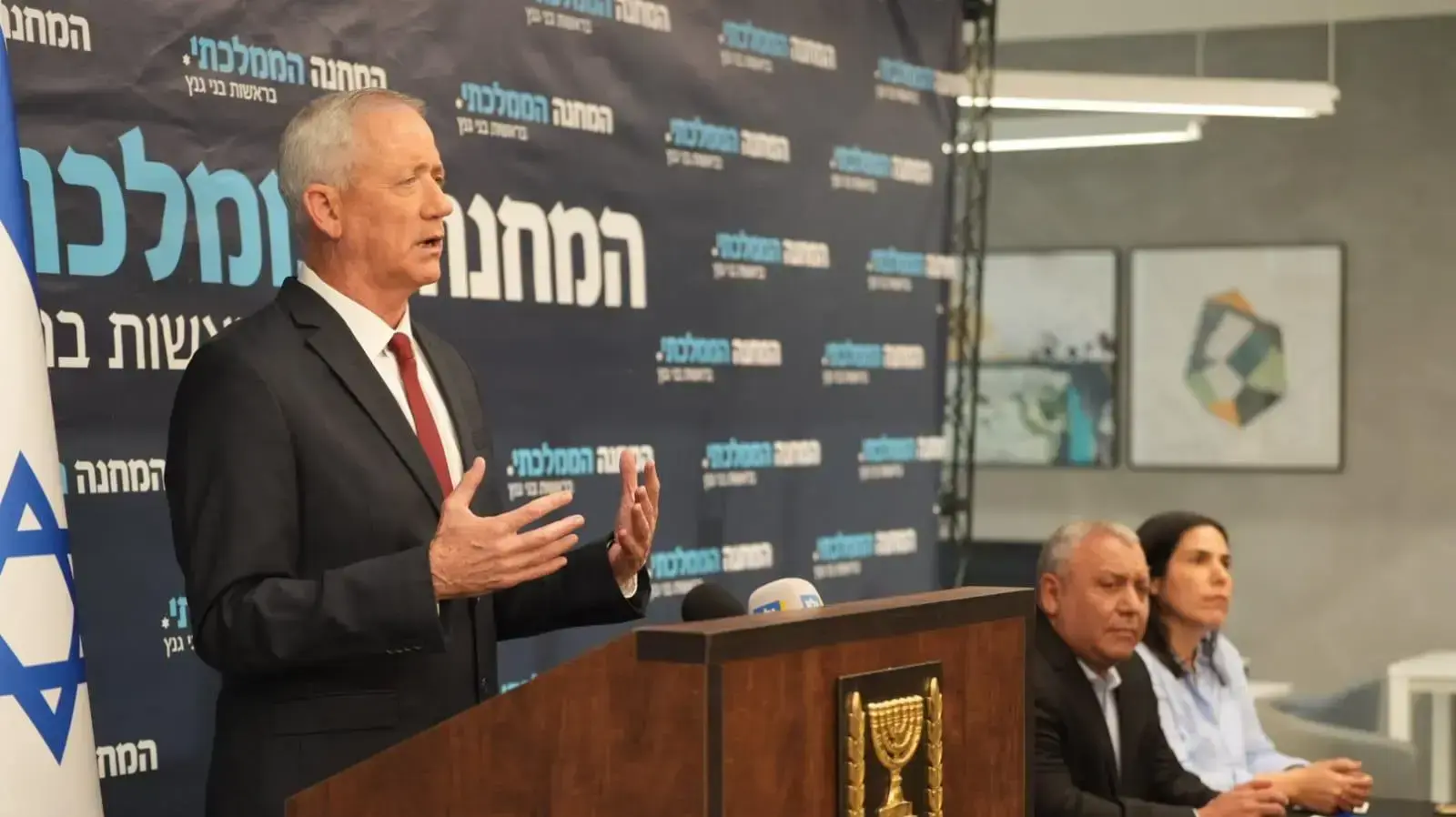שר הביטחון לשעבר בני גנץ והרמטכ"ל לשעבר ח״כ גדי איזנקוט בהצהרה לתקשורת 16 באפריל 2023 שר הביטחון לשעבר בני גנץ והרמטכ"ל לשעבר ח״כ גדי איזנקוט בהצהרה לתקשורת 16 באפריל 2023