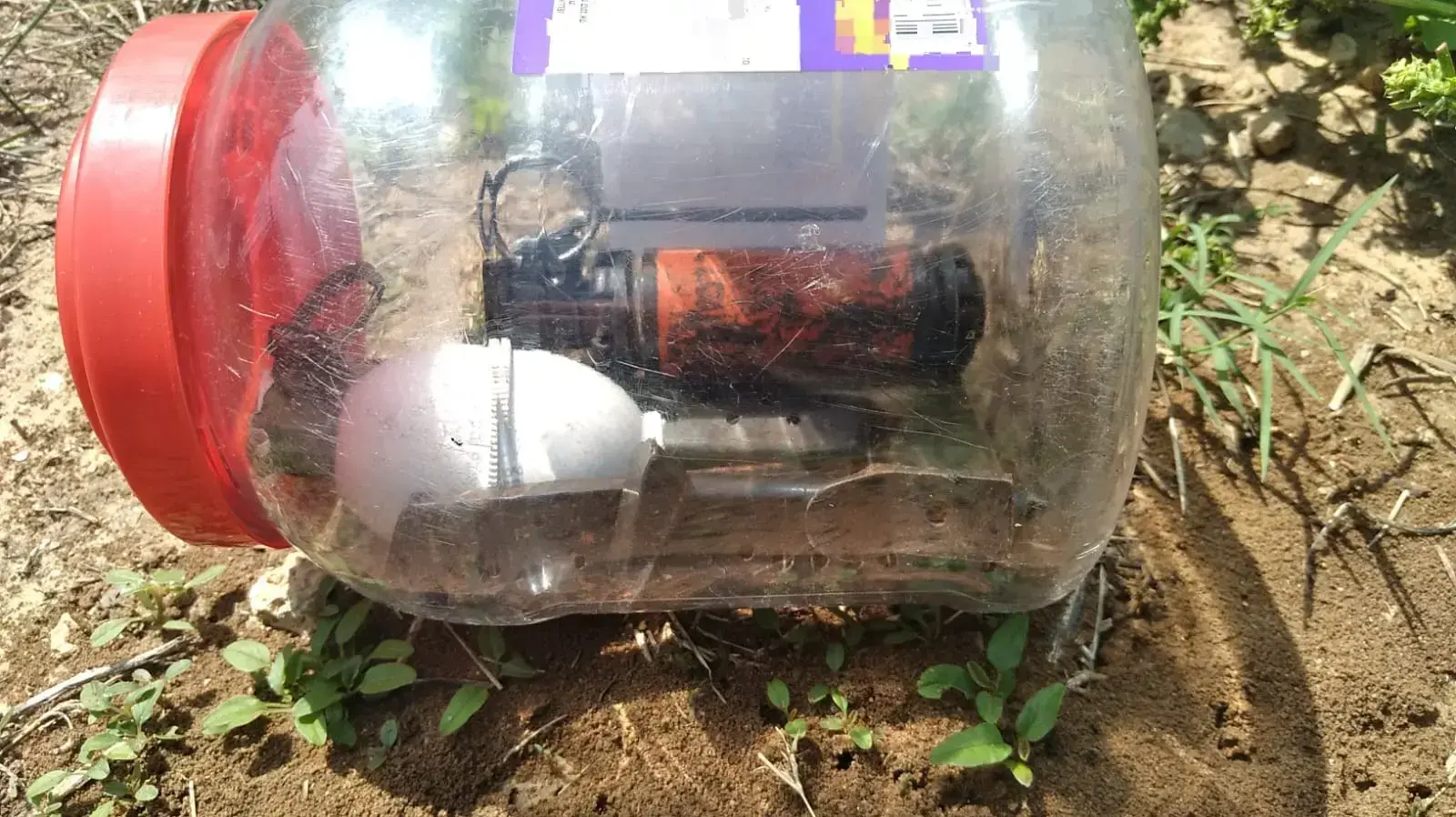 חלקי כלי נשק שנמצאו בקופסת עוגיות בחצר בית ספר בלוד, 17 באפריל 2023 חלקי כלי נשק שנמצאו בקופסת עוגיות בחצר בית ספר בלוד, 17 באפריל 2023