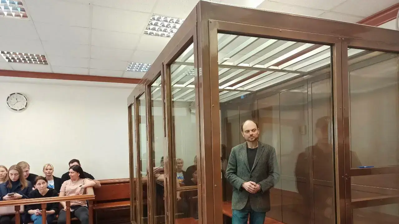פעיל האופוזיציה ולדימיר קארה-מורזה נשלח לרצות 25 שנים בכלא ברוסיה בגין אישומים הקשורים לביקורת שלו נגד המלחמה באוקראינה פעיל האופוזיציה ולדימיר קארה-מורזה נשלח לרצות 25 שנים בכלא ברוסיה בגין אישומים הקשורים לביקורת שלו נגד המלחמה באוקראינה
