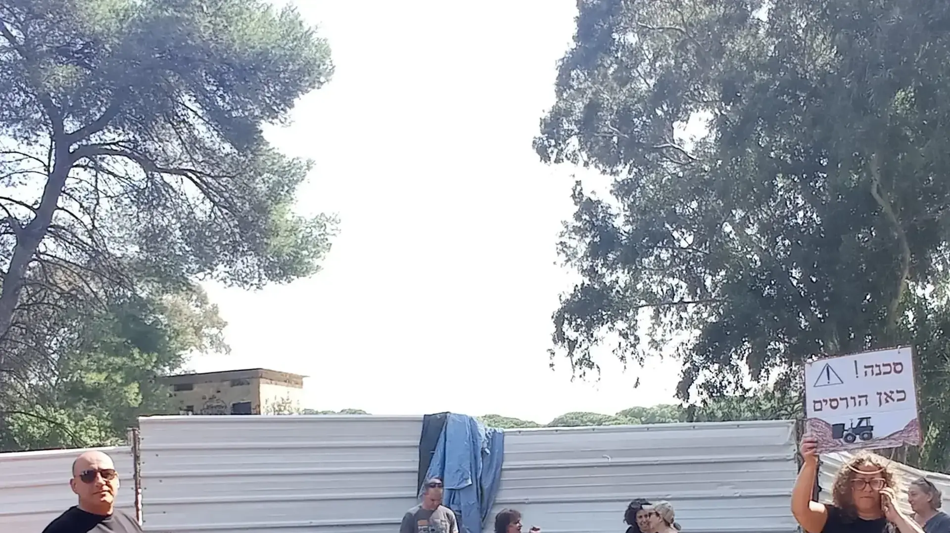 הפגנת תושבי פרדס חנה עם ח"כ לשעבר יעל כהן-פארן נגד הבנייה בשמורת החורש הפגנת תושבי פרדס חנה עם ח"כ לשעבר יעל כהן-פארן נגד הבנייה בשמורת החורש