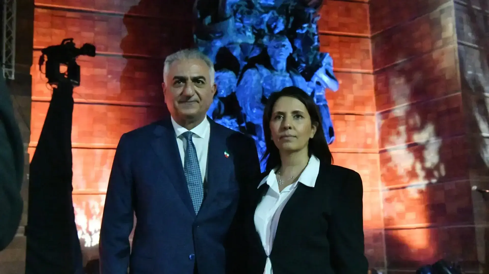 הבן של השאה האירני לשעבר רזא כורש עלי פהלווי וגילה גמליאל, טקס יום הזיכרון לשואה ולגבורה. 17 באפריל 2023 הבן של השאה האירני לשעבר רזא כורש עלי פהלווי וגילה גמליאל, טקס יום הזיכרון לשואה ולגבורה. 17 באפריל 2023
