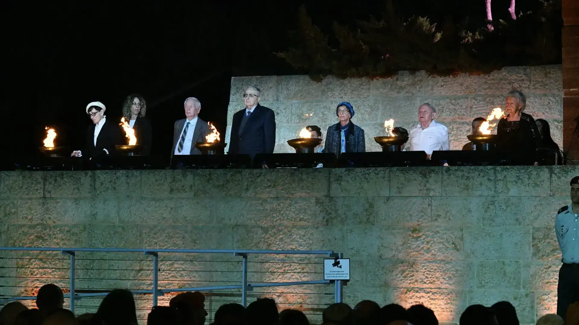 באת שש משואות הזיכרון לזכר ששת מיליוני הנספים בשואה הדליקו ראובן בונפיל (יוון), טובה גוטשטיין (פולין), יפים גימלשטיין (בלארוס), בן ציון רייש (רומניה), מלכה רנדל (הונגריה) ויהודית סולברג (הולנד). טקס יום הזיכרון לשואה ולגבורה. יד ושם, ירושלים. 17 באפריל 2023 באת שש משואות הזיכרון לזכר ששת מיליוני הנספים בשואה הדליקו ראובן בונפיל (יוון), טובה גוטשטיין (פולין), יפים גימלשטיין (בלארוס), בן ציון רייש (רומניה), מלכה רנדל (הונגריה) ויהודית סולברג (הולנד). טקס יום הזיכרון לשואה ולגבורה. יד ושם, ירושלים. 17 באפריל 2023