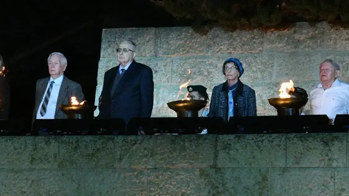 באת שש משואות הזיכרון לזכר ששת מיליוני הנספים בשואה הדליקו ראובן בונפיל (יוון), טובה גוטשטיין (פולין), יפים גימלשטיין (בלארוס), בן ציון רייש (רומניה), מלכה רנדל (הונגריה) ויהודית סולברג (הולנד). טקס יום הזיכרון לשואה ולגבורה. יד ושם, ירושלים.  17 באפריל 2023