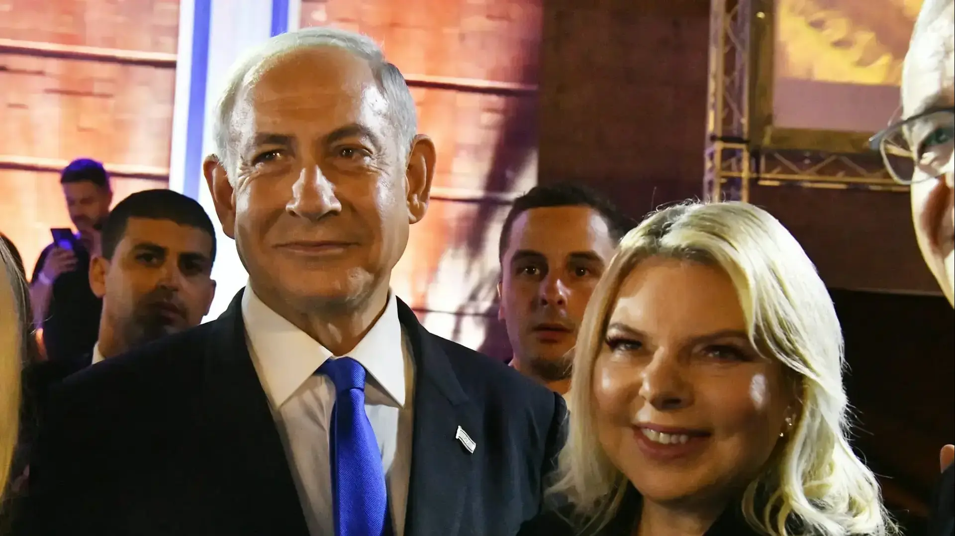רוה"מ בנימין ושרה נתניהו בטקס יום הזיכרון לשואה ולגבורה. יד ושם, ירושלים. 17 באפריל 2023 רוה"מ בנימין ושרה נתניהו בטקס יום הזיכרון לשואה ולגבורה. יד ושם, ירושלים. 17 באפריל 2023