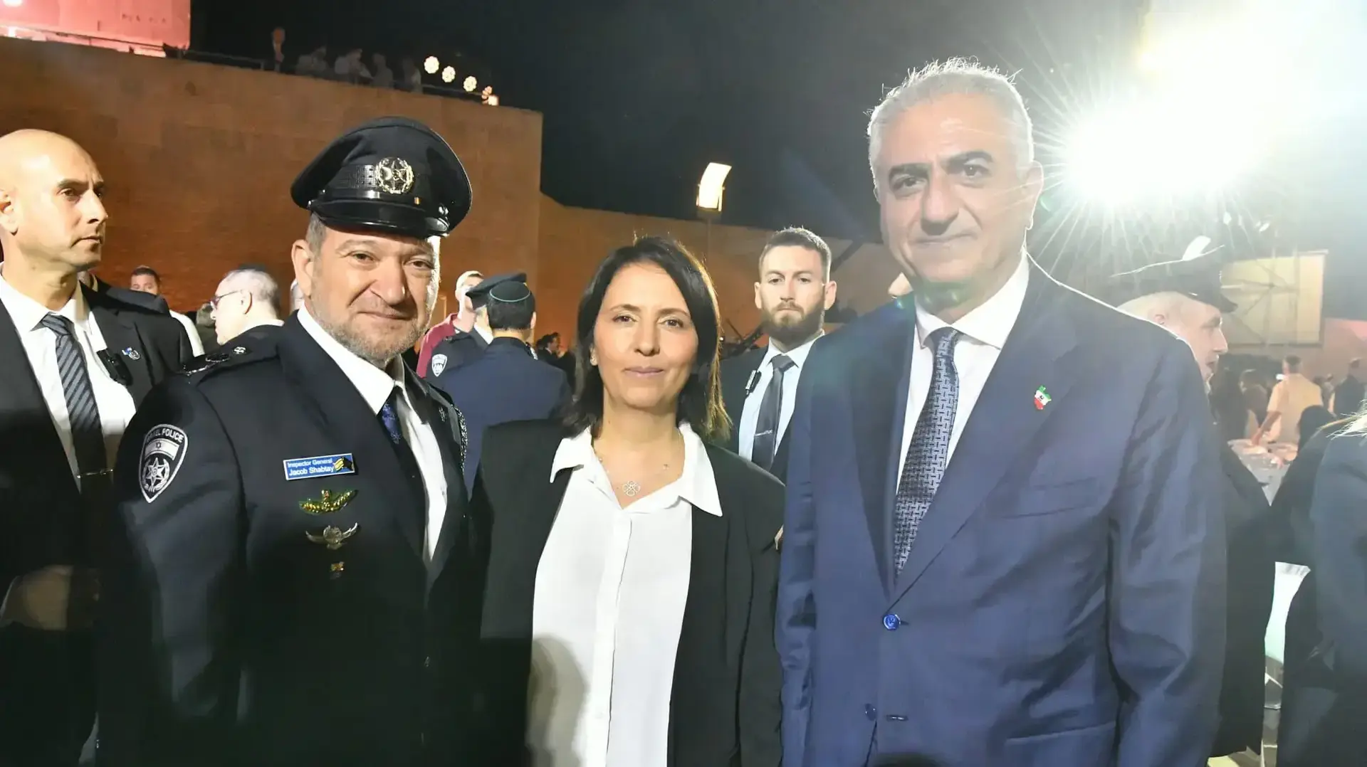 הבן של השאה האיראני לשעבר,רזא כורש עלי פהלווי, לצד גילה גמליאל וקובי שבתאי בטקס יום הזיכרון לשואה ולגבורה. יד ושם, ירושלים. 17 באפריל 2023 הבן של השאה האיראני לשעבר,רזא כורש עלי פהלווי, לצד גילה גמליאל וקובי שבתאי בטקס יום הזיכרון לשואה ולגבורה. יד ושם, ירושלים. 17 באפריל 2023