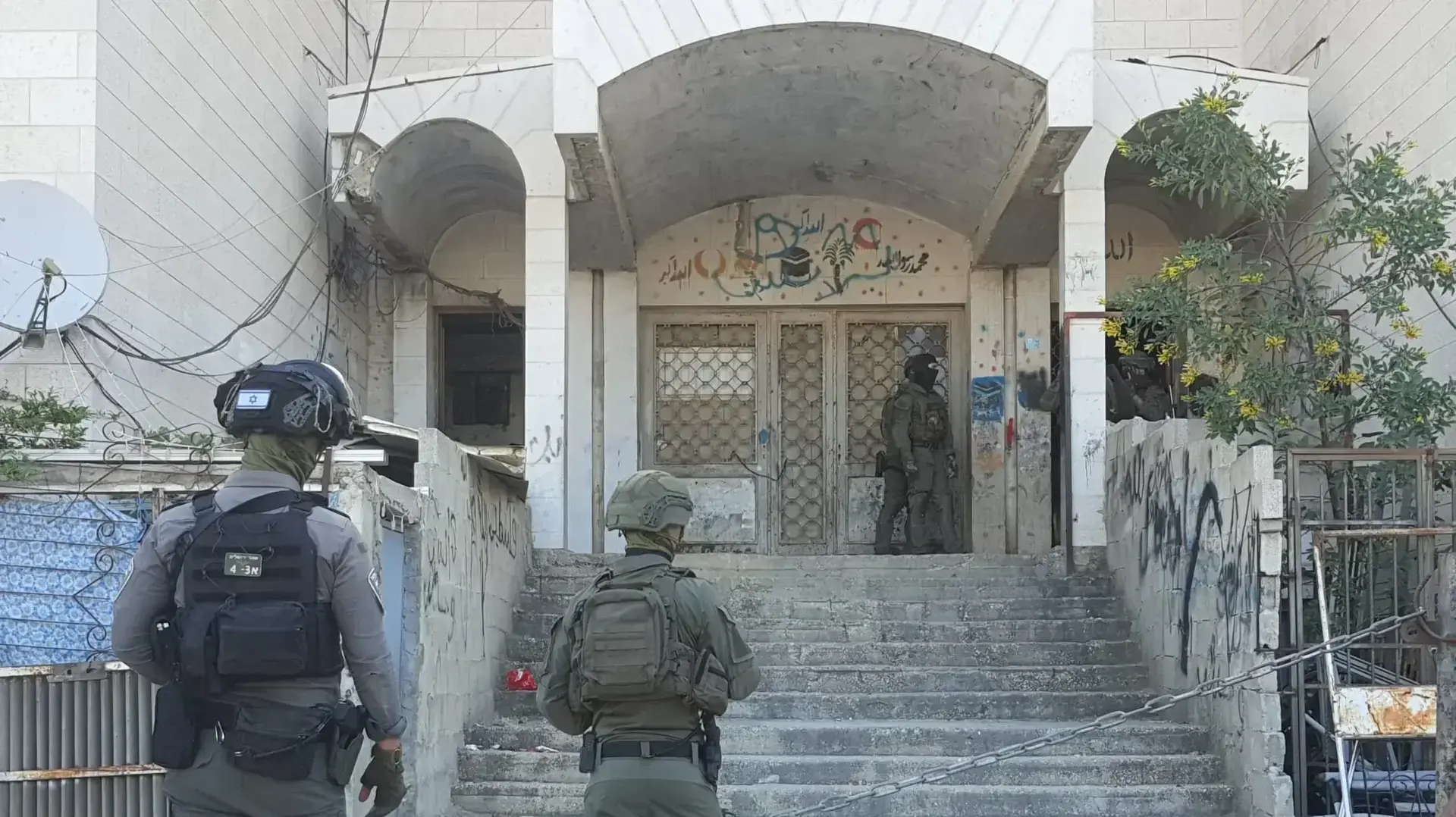 כוחות צה"ל ומג"ב בחיפושים אחר מחבל ברחבי ירושלים לאחר שביצע פיגוע ירי בשכונת שמעון הצדיק 18 באפריל 2023 כוחות צה"ל ומג"ב בחיפושים אחר מחבל ברחבי ירושלים לאחר שביצע פיגוע ירי בשכונת שמעון הצדיק 18 באפריל 2023
