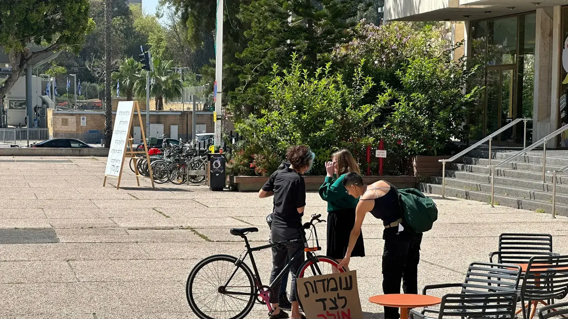 מפגינות מחוץ לבית המשפט המחוזי בתל אביב בזמן דיון בתביעת הדיבה של אולה קרבצ'נקו נגד ירום הלוי ויוצרי "צל של אמת". 18 באפריל 2023 מפגינות מחוץ לבית המשפט המחוזי בתל אביב בזמן דיון בתביעת הדיבה של אולה קרבצ'נקו נגד ירום הלוי ויוצרי "צל של אמת". 18 באפריל 2023