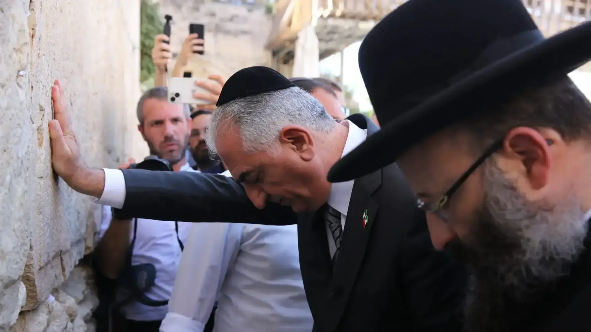 בנו של השאה איראן, רזא פהלווי, בביקור בכותל בירושלים, 18 באפריל 2023 בנו של השאה איראן, רזא פהלווי, בביקור בכותל בירושלים, 18 באפריל 2023