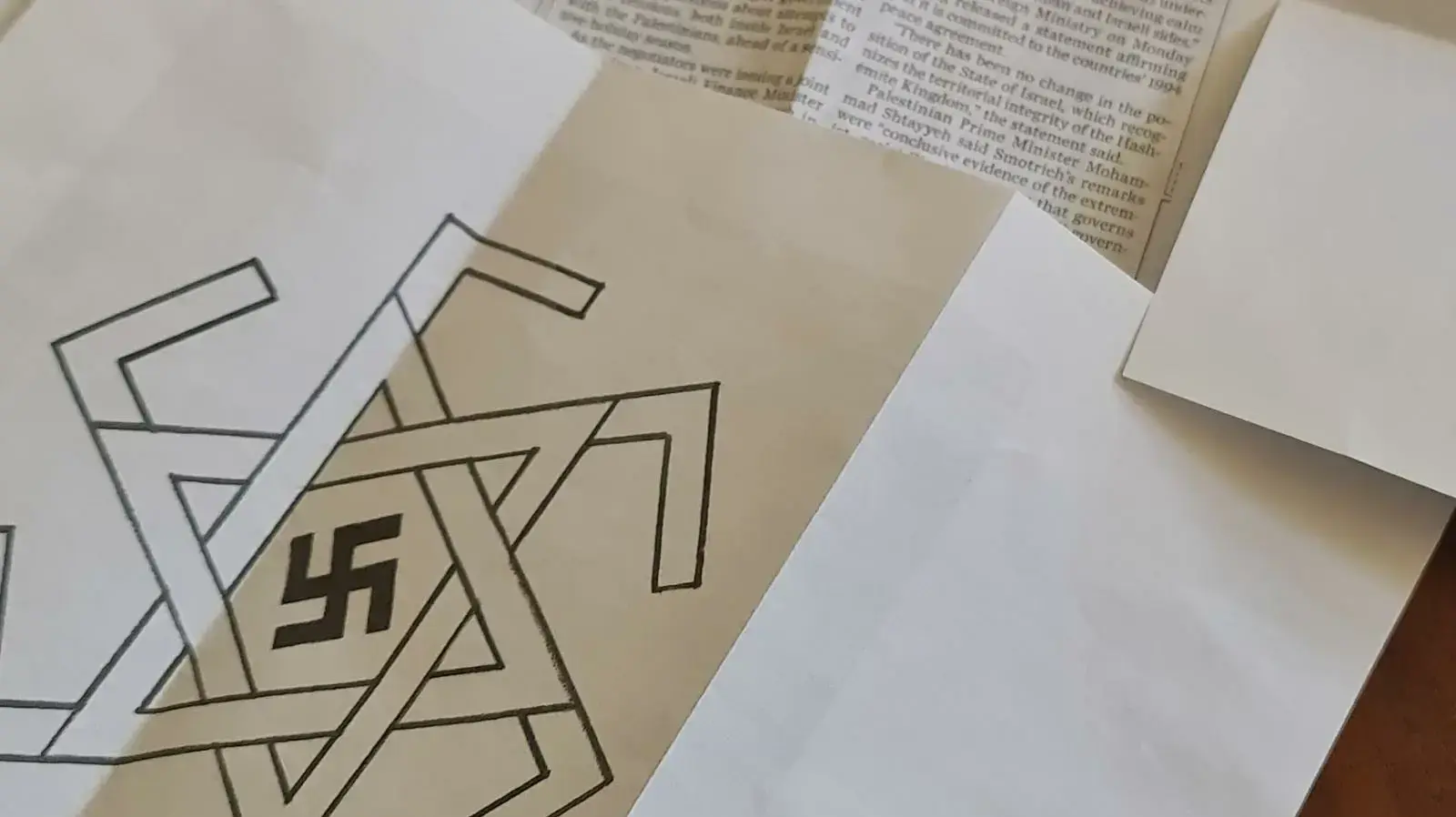 מכתב איומים שנשלח לשר האוצר בצלאל סמוטריץ' מלווה בצלבי קרס וסמלים נאציים. 18 באפריל 2023