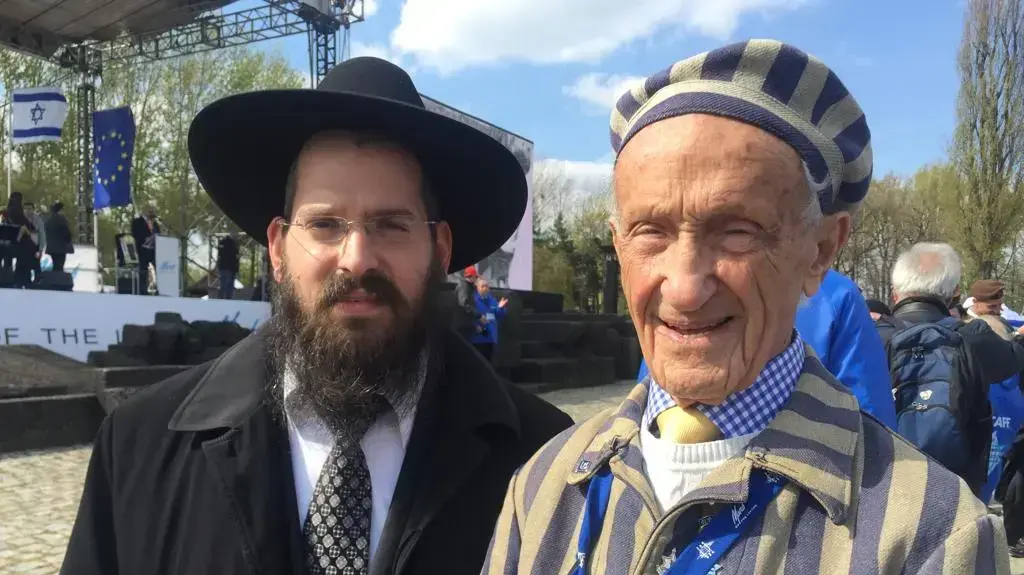 אד מוסברג עם הרב אליעזר גור אריה מקרקוב שהיה מאתר עבורו ספרי תורה אד מוסברג עם הרב אליעזר גור אריה מקרקוב שהיה מאתר עבורו ספרי תורה